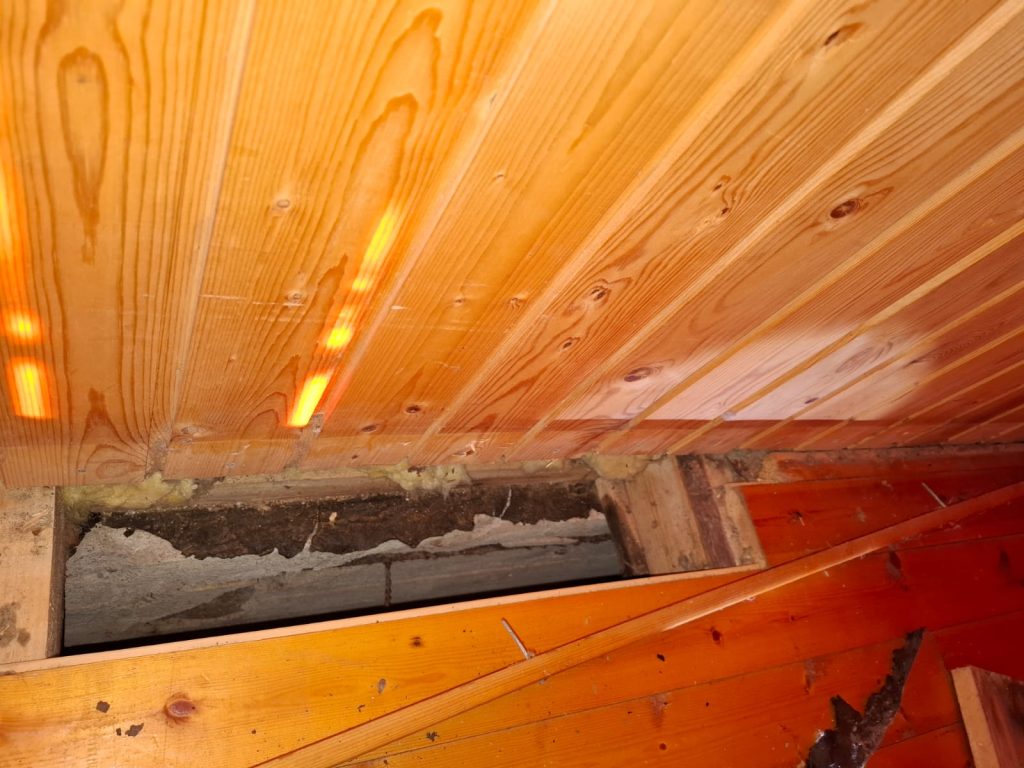 Kuvassa saunatuvan lattiaa avattu rakenteiden selvittämiseksi. Lokakuussa 2025. AnRa ©